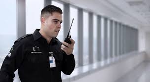 Guardia corporativo con radio